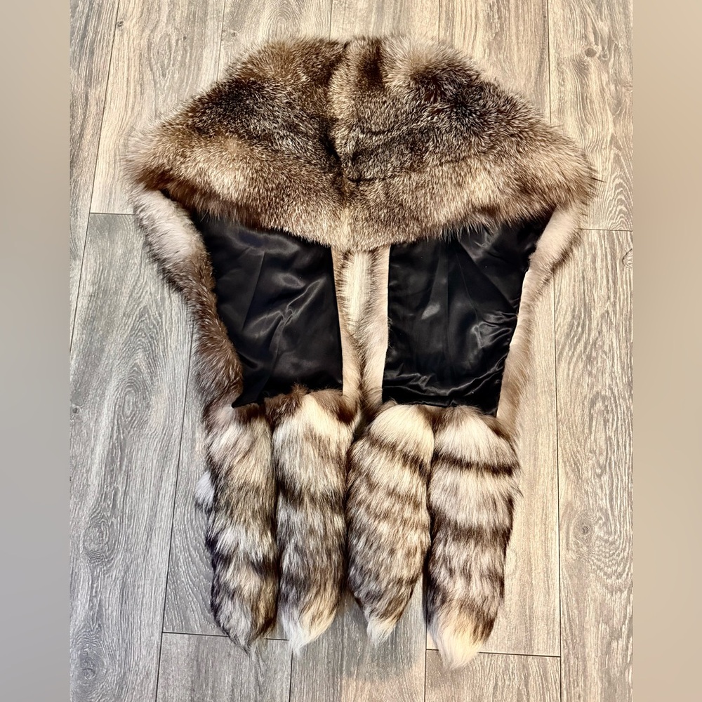 Bloomingdale’s Used Sliver real fox stole used . L-XL. With free Fendi scarf - Picture 2 of 15
